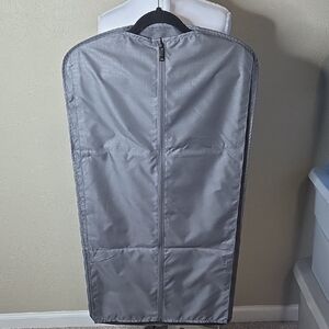 NWOT Tumi Men's Silver/Gray Garmet Cover, $139.00